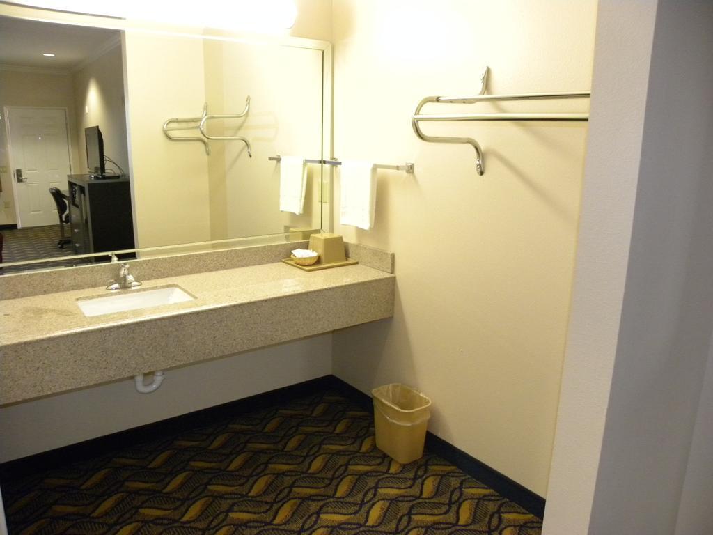 همبل Palace Inn Kingwood الغرفة الصورة